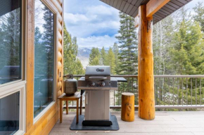 Smiley Creek Log Cabin in Idyllic Location for Hiking and Snowmobiling
